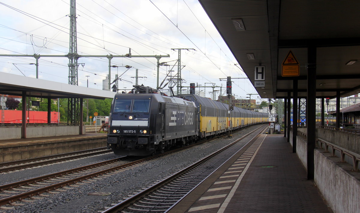 185 572-5 von der Rurtalbahn-Cargo kommt mit einem ARS-Autozug aus Regensburg-Ost(D) nach  Bremerhaven-Kaiserhafen(D) und fährt in Bahnhof Fulda ein.
Aufgenommen vom Bahnsteig 3 in Fulda. 
Bei Sonne und Wolken vom 22.5.2019.