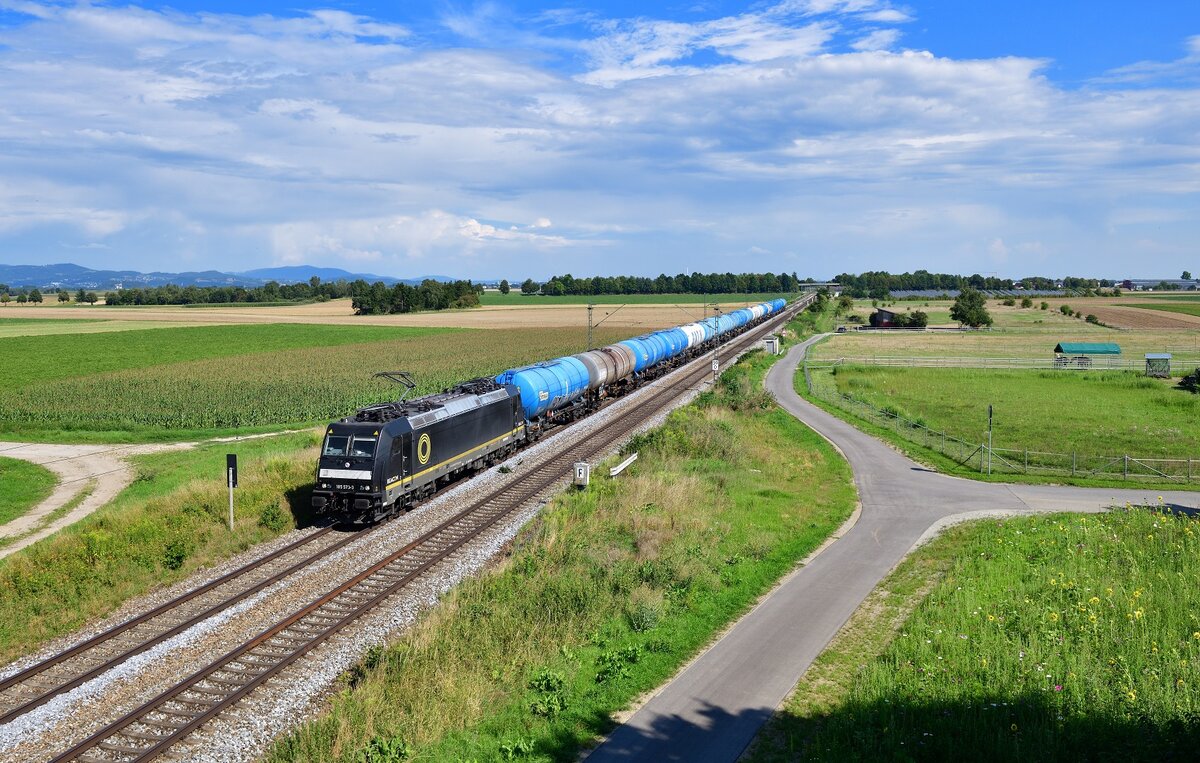 185 573 mit einem Kesselzug am 16.08.2023 bei Stephansposching.
