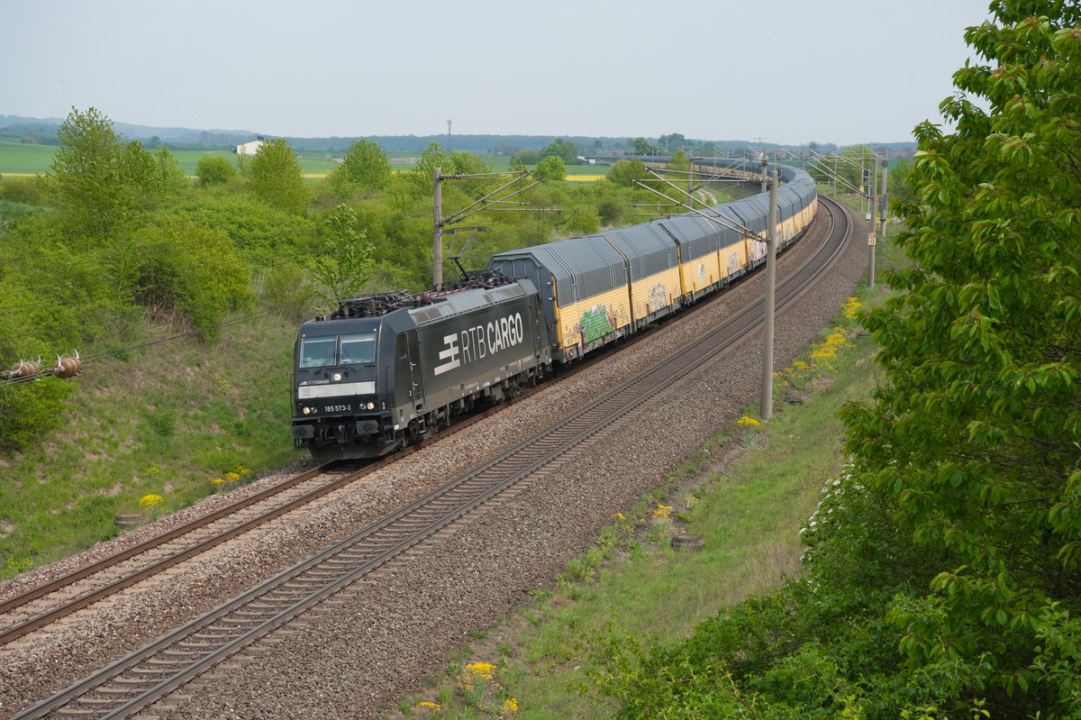 185 573 von RTB Cargo mit einem Autotransportzug bei Markt Einersheim Richtung Würzburg, 02.05.2019