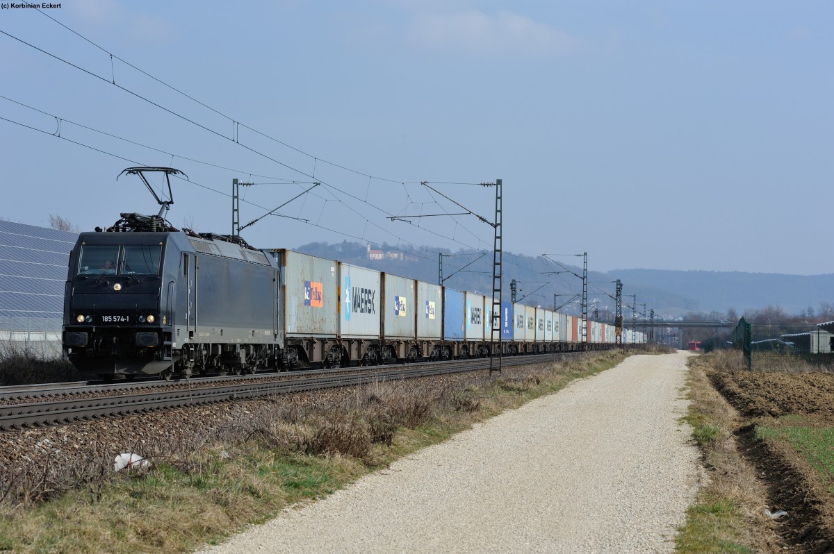 185 574-1 (boxXpress) mit einem Containerzug aus Richtung Regensburg nach Nürnberg bei Neumarkt (Oberpf, 03.03.2014