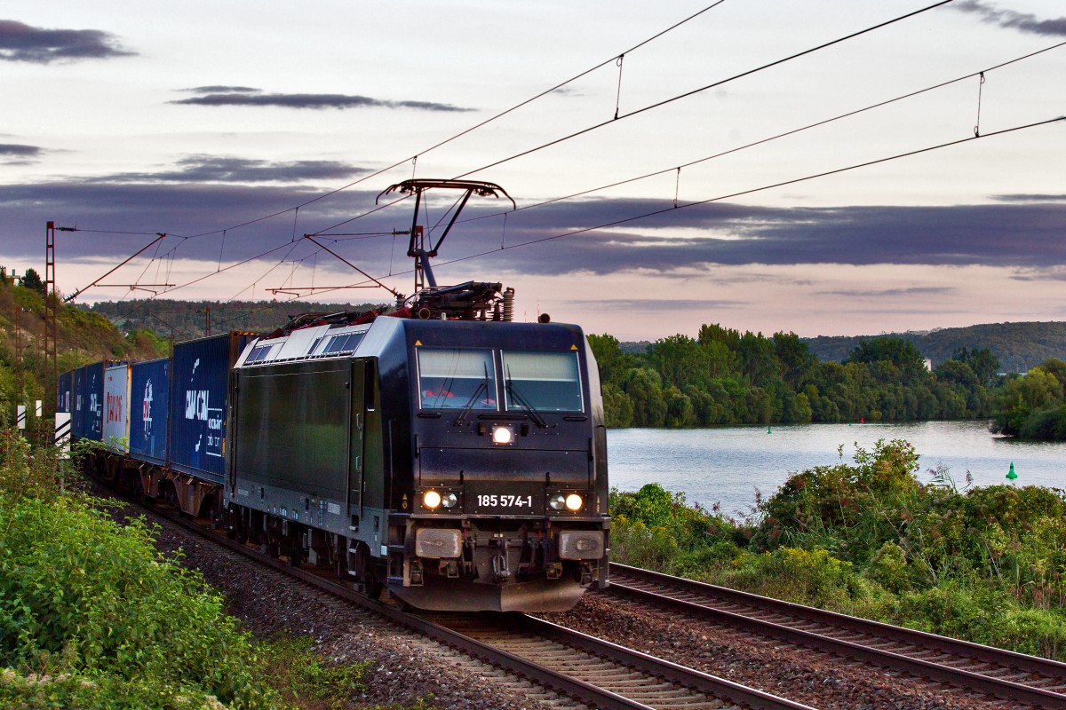 185 574-1 fährt mit einem UKV Zug abends dem 4.9.2015 in Veitshöcheim dem Main entlang.