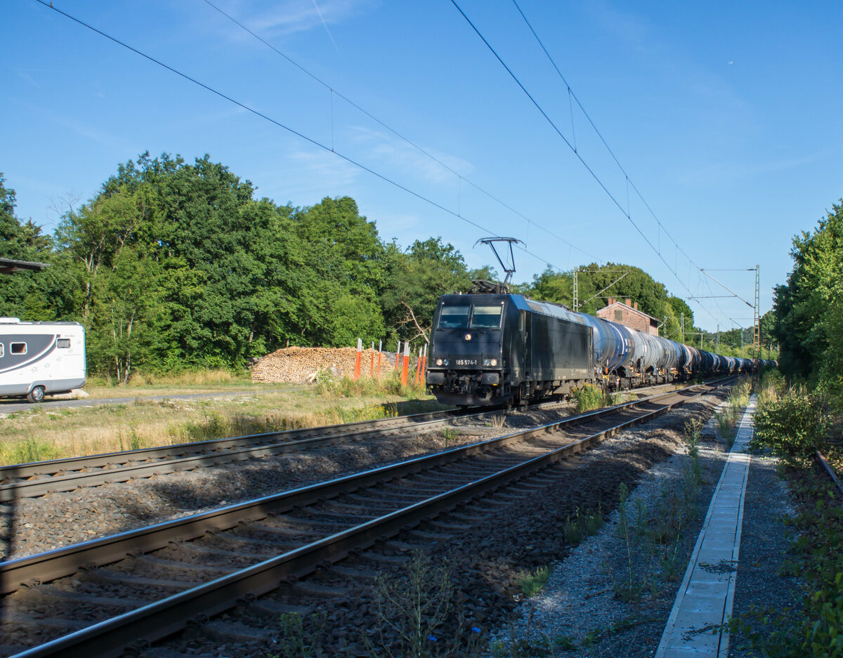 185 574-1 mit einem Kesselzug in Vollmerz am 03.08.2022