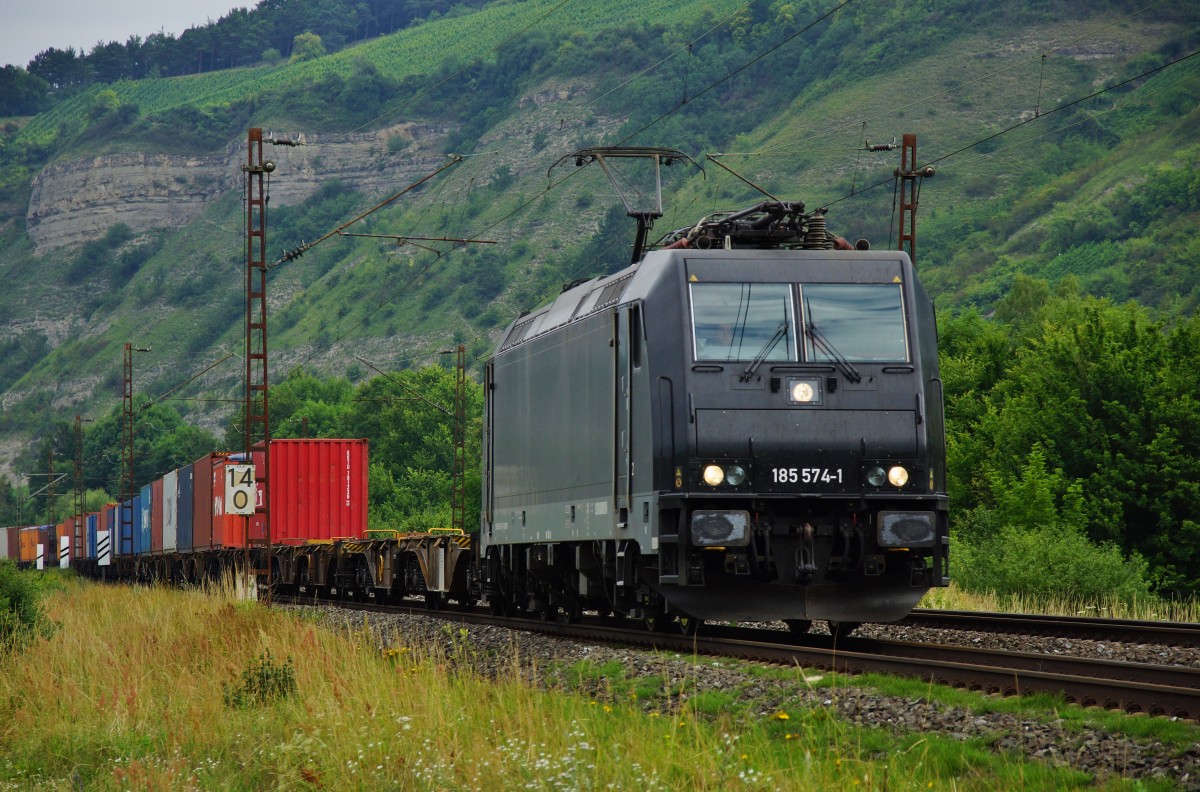 185 574-1 ist mit einen Containerzug bei Thüngersheim am 16.07.14 in Richtung Süden unterwegs.