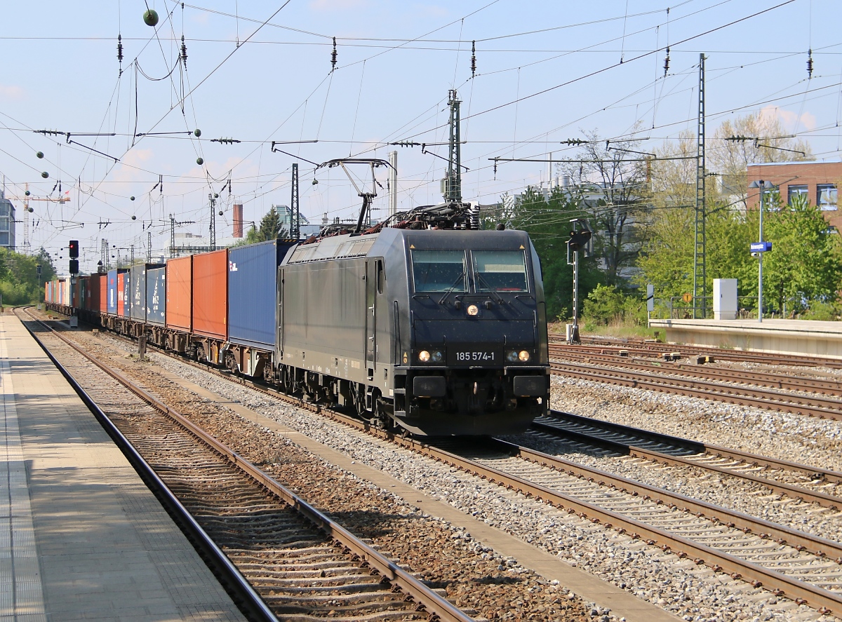 185 574-1 passiert mit einem Containerzug die Station Heimeranplatz in München. Aufgenommen am 25.04.2014.