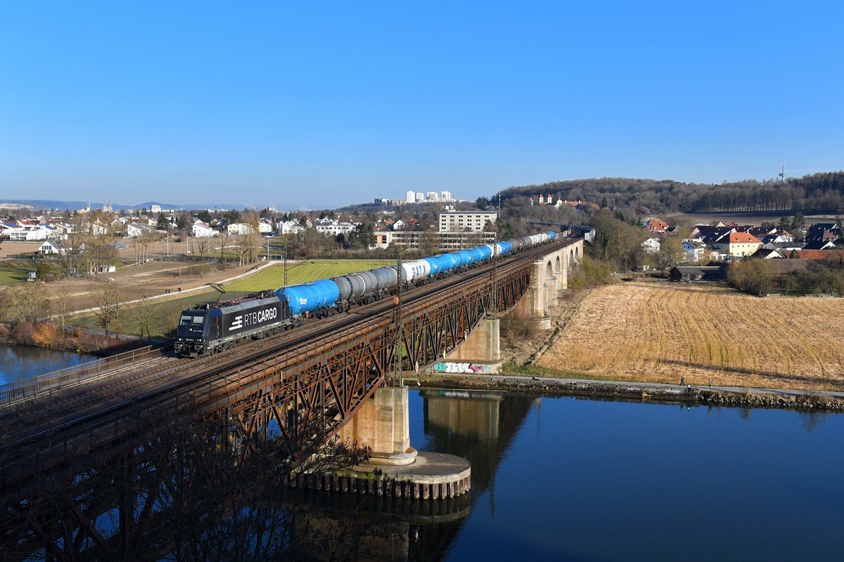 185 574 mit DGS 47192 am 24.02.2019 bei Regensburg-Prüfening. 