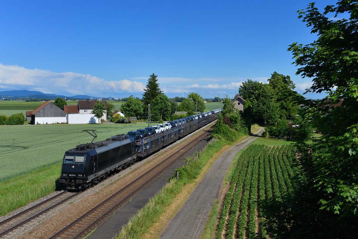 185 574 mit einem Autozug am 07.06.2017 bei Stephansposching. 