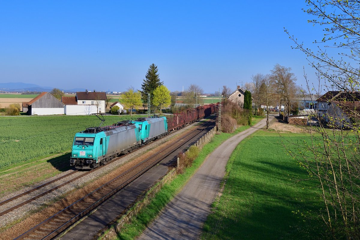 185 575 + 185 634 mit einem leeren Holzzug am 06.04.2020 bei Stephansposching.