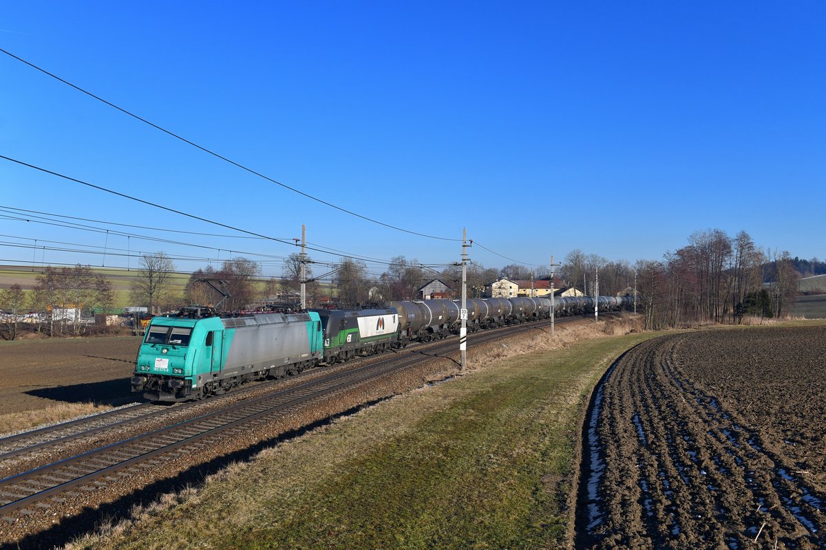 185 575 + 193 212 mit einem Kesselzug am 15.02.2019 bei Kimpling. 