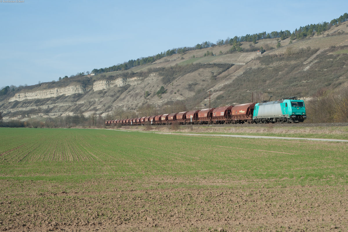 185 575-8 mit einem Getreidezug bei Thüngersheim Richtung Würzburg, 16.03.2017