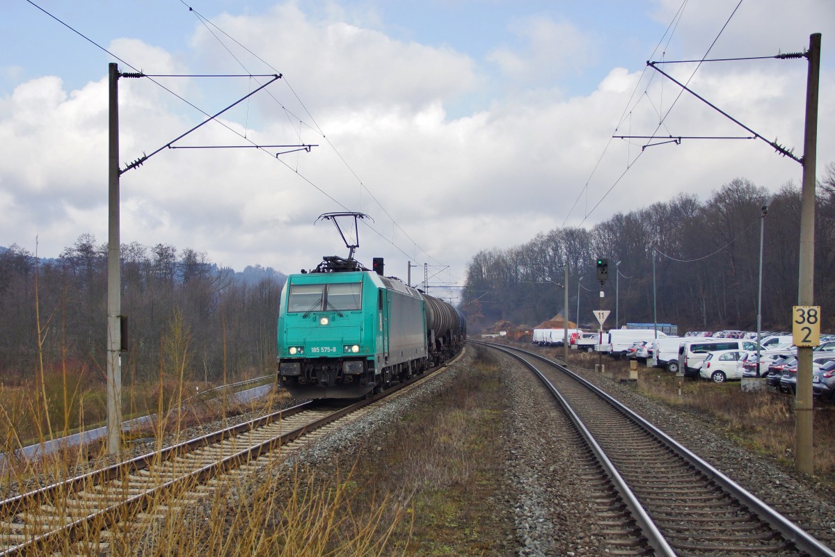 185 575-8 mit einen Kesselzug gesehen am 25.02.15 in Mittelsinn.