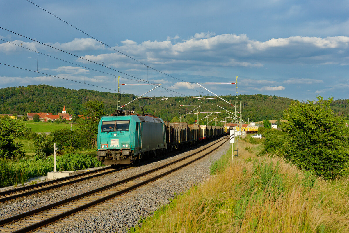 185 575 ATLU/HLG mit einem leeren Holzzug bei Oberdachstetten Richtung Würzburg, 24.06.2020