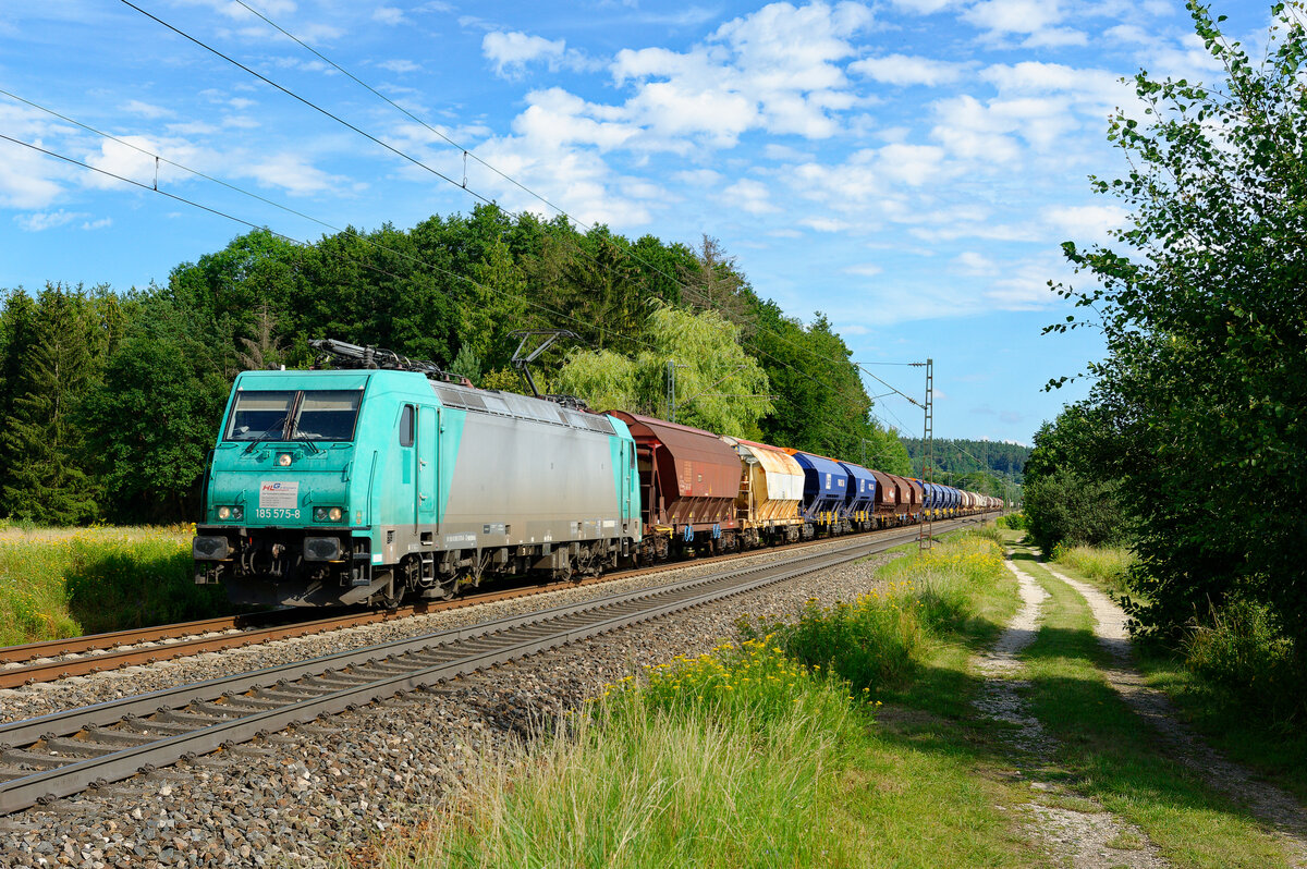 185 575 ATLU/HLG mit einem Getreidezug bei Postbauer-Heng Richtung Nürnberg, 27.07.2020