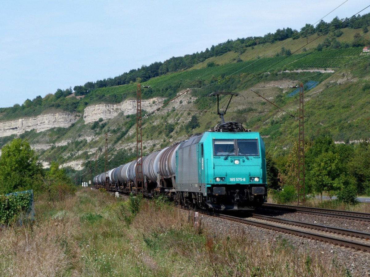 185 575 von HGK durchfährt am 7.9.13 mit einem Kesselzug das Maintal Richtung Würzburg und passiert die bekannte Fotostelle bei Thüngersheim. 