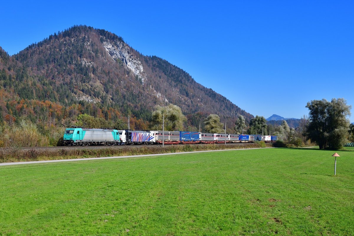 185 576 + 186 444 mit TEC 43823 am 26.10.2019 bei Schaftenau.