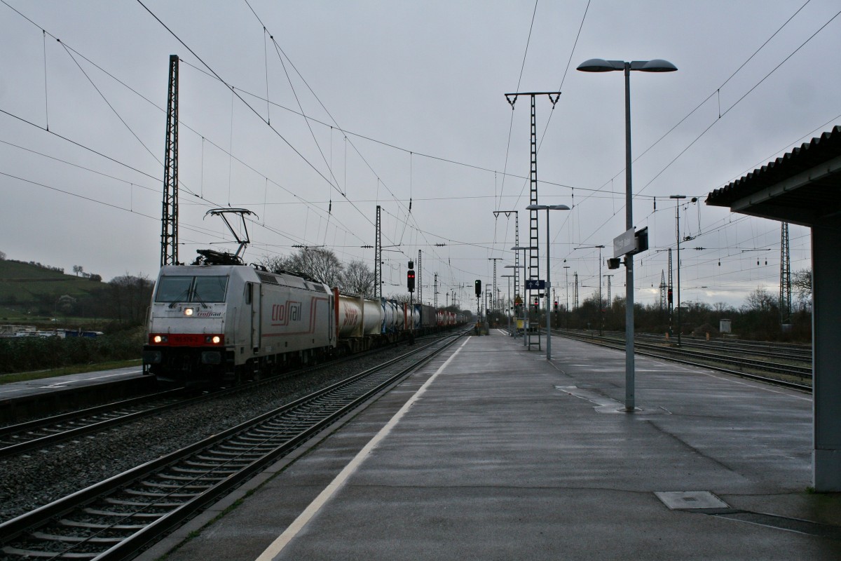 185 576-2 mit einem KLV-Zug gen Norden am extrem feuchten Nachmittag des 28.02.14 im Bahnhof Mllheim (Baden).