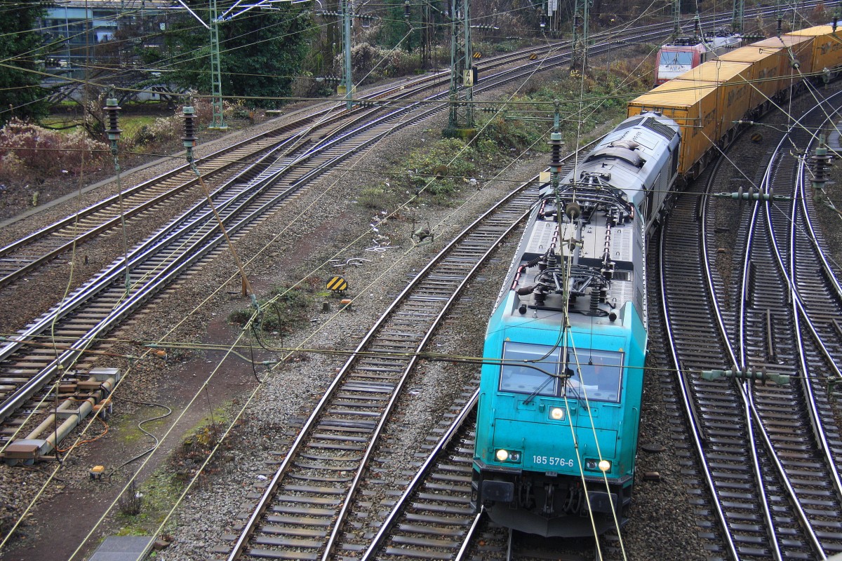185 576-6 von Crossrail und eine Class 66 von DLC Railways kommen aus Richtung Köln,Aachen-Hbf mit einem langen P&O Ferrymasters Containerzug und fahren in Aachen-West ein aus Gallarate(I) nach Zeebrugge(B).
 Aufgenomen von der Brücke der Turmstraße in Aachen am 15.12.2013.