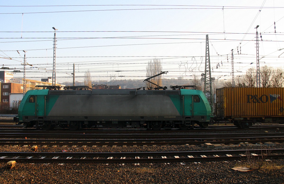 185 576-6 von Crossrail kommt aus Richtung Köln,Aachen-Hbf,Aachen-Schanz mit einem Containerzug aus Curtici(RO) nach Genk-Euroterminal(B)  und fährt in Aachen-West ein. 
Aufgenommen vom Bahnsteig in Aachen-West. 
Bei schönem Sonnenschein am Kalten Morgen vom 29.2.2016.