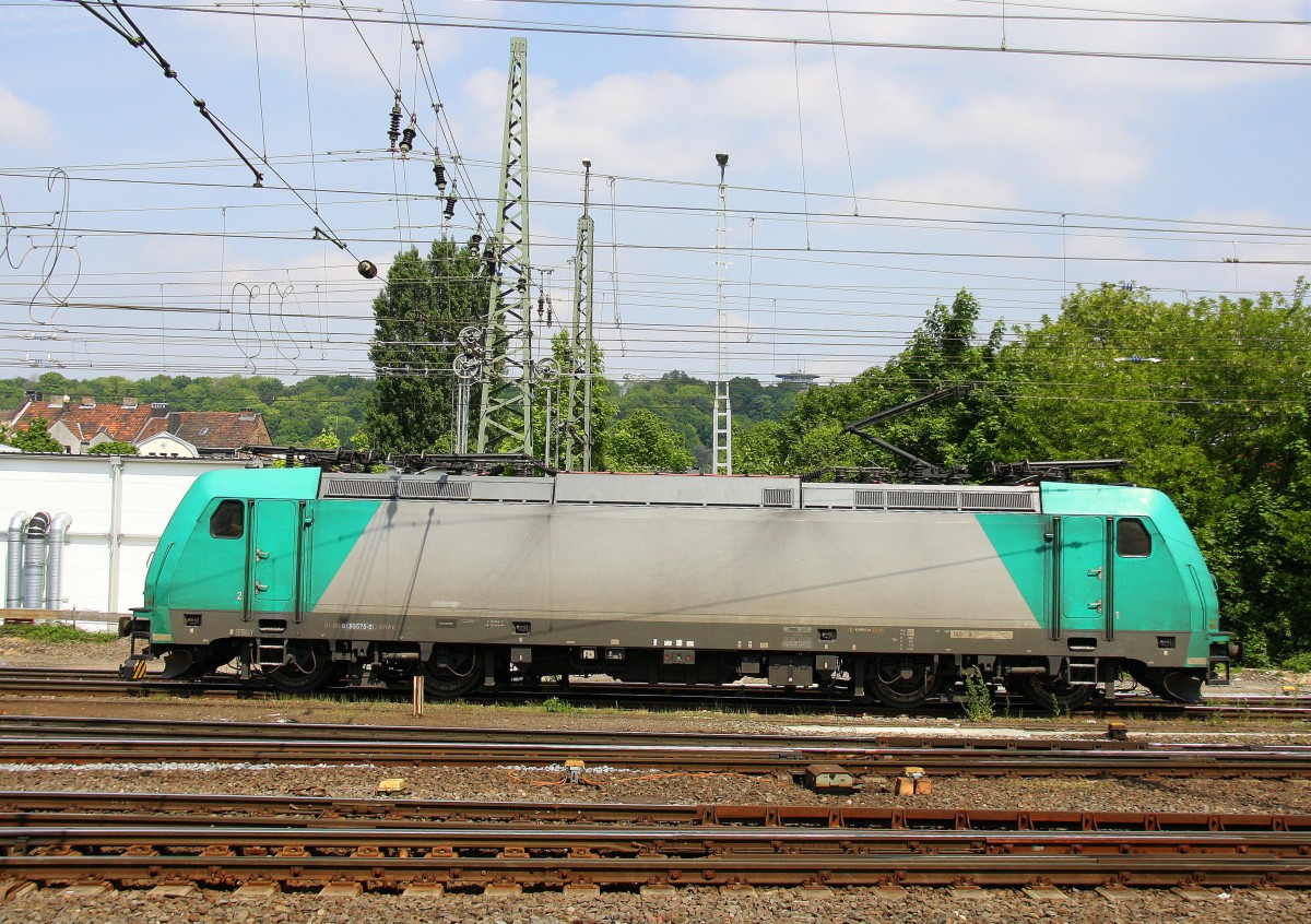 185 576-6 von Crossrail kommt von einer Schubhilfe aus Richtung Gemmenicher-Tunnel zurück nach Aachen-West und fährt in Aachen-West ein. Aufgenommen von Bahnsteig in Aachen-West bei schönem Sonnenschein am Nachmittag vom 4.5.2014.