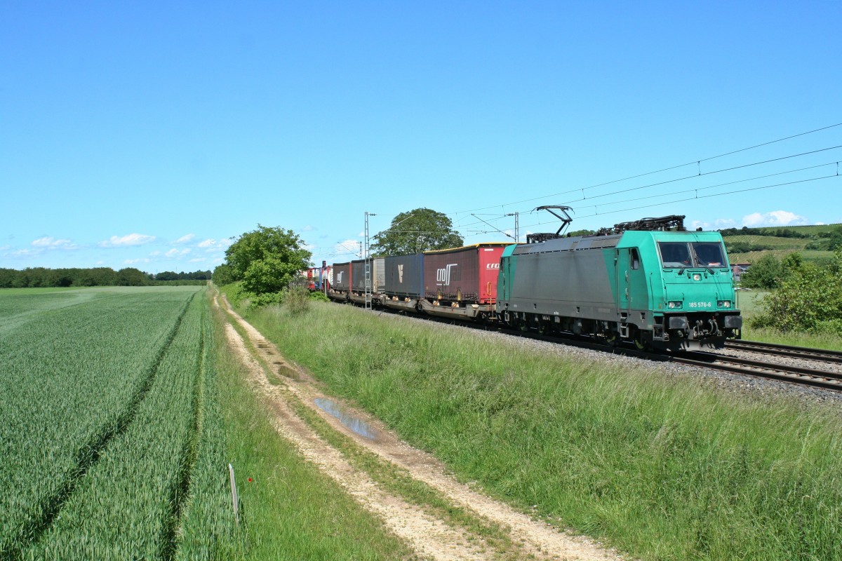 185 576-6 mit einem KLV-Zug auf dem Weg in die Schweiz am Nachmittag des 23.05.14 bei Hgelheim.
Gre an den Lokfhrer!