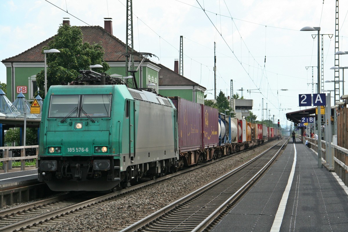 185 576-6 mit einem KLV-Zug aus der Schweiz in Richtung Aachen West am Nachmittag des 23.07.14 im Bahnhof M�llheim (Baden).
