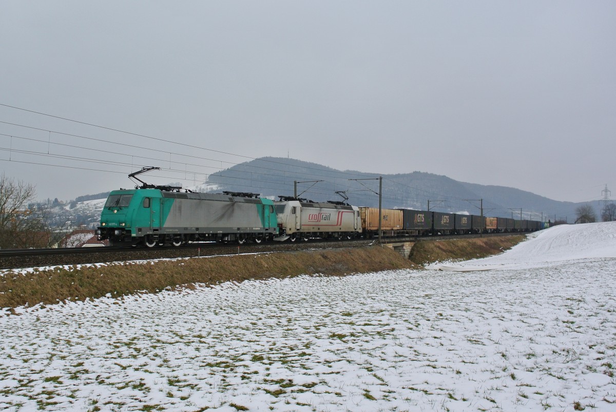 185 577-4 und 185 580-8 oberhalb von Frick, 08.02.2015.