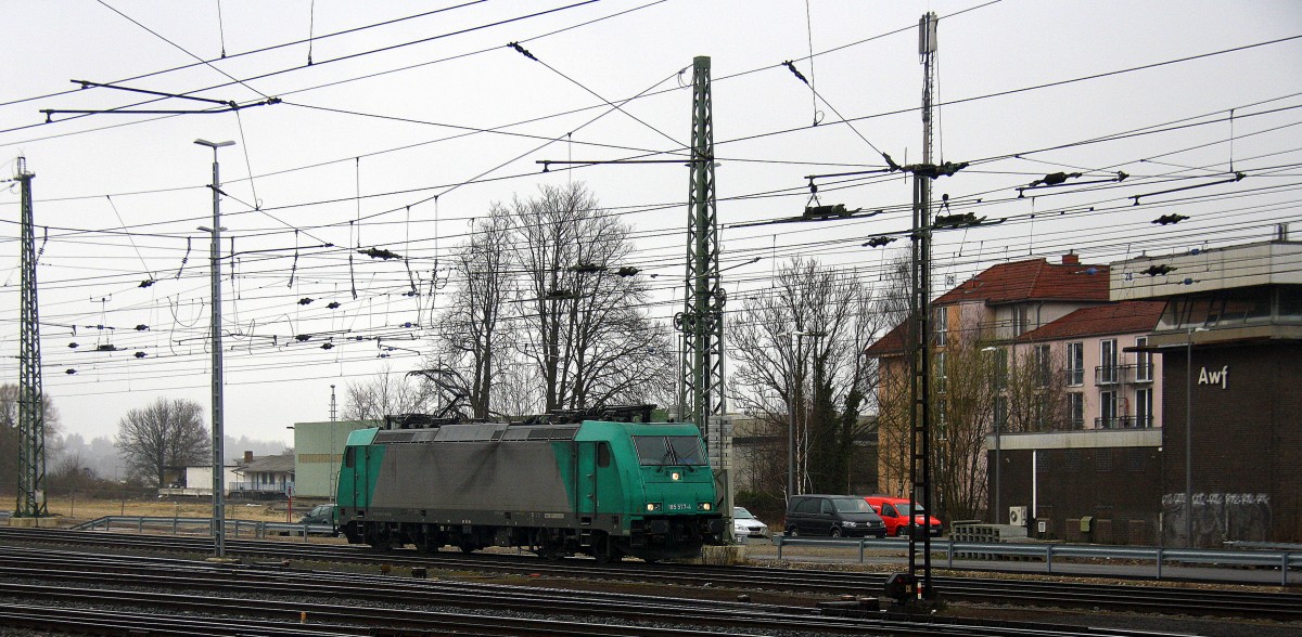 185 577-4 von Crossrail rangiert in Aachen-West.
 Aufgenommen vom Bahnsteig in Aachen-West.
 Bei Regenwolken am 21.3.2015.