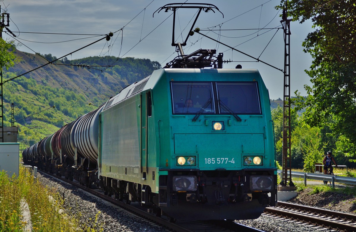 185 577-4 im Maintal zusehen fährt mit einen Kesselzug am 16.07.15 bei Gambach in Richtung Norden. 