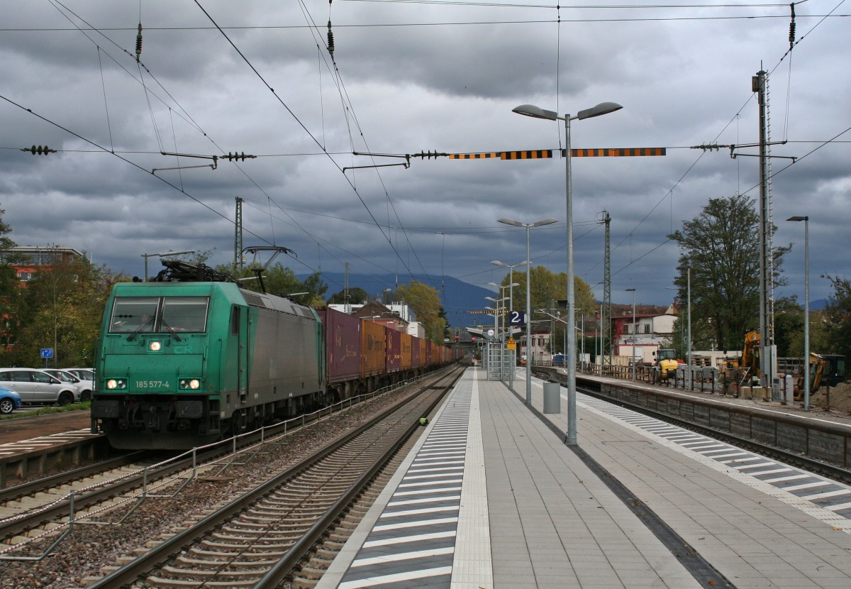 185 577-4 mit einem KLV-Zug gen Norden am Nachmittag des 02.11.13 bei der langsamen Durchfahrt des Bahnhofs Emmendingen. Der Zug wartete noch auf Ausfahrt, da ihm eine RB vorraus vor und die Lok komischer Weise nicht LZB-gefhrt unterwegs war.
Ge an den Lokfhrer!