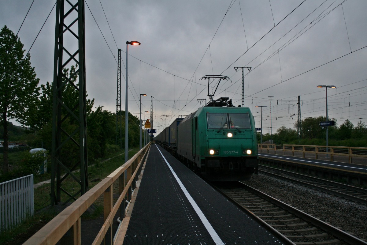 185 577-4 mit einem LKW-Walter-Zug gen Norden am Morgen des 18.04.14 im Bahnhof Mllheim (Baden).
Wegen dem schlechten Wetter lassen die Lichtwerte leider sehr zu wnschen brig...