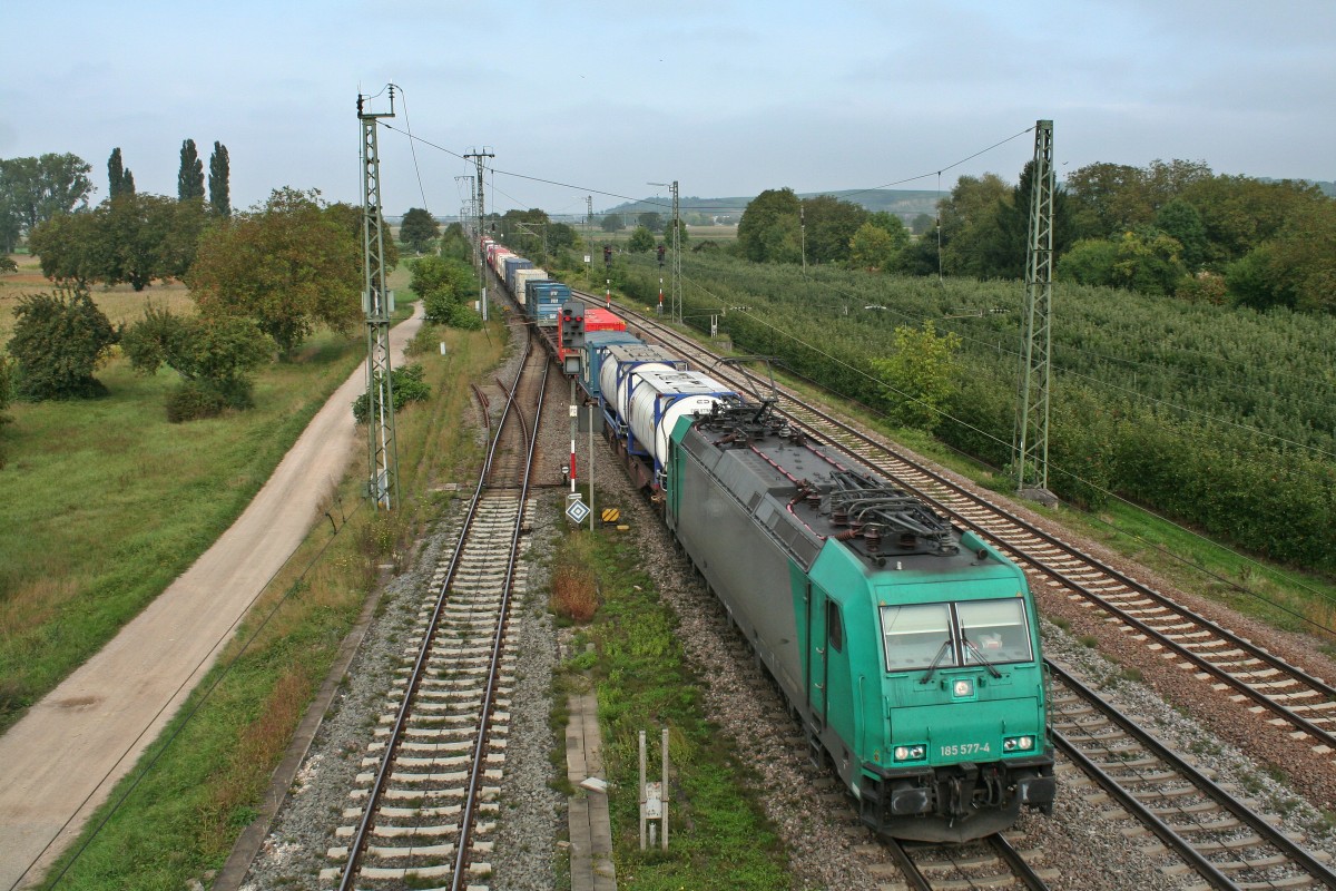 185 577-4 mit einem Mischcontainerzug Richtung Sden am Mittag des 28.09.13 im nrdlichen Bahnhofsteil von Mllheim (Baden).