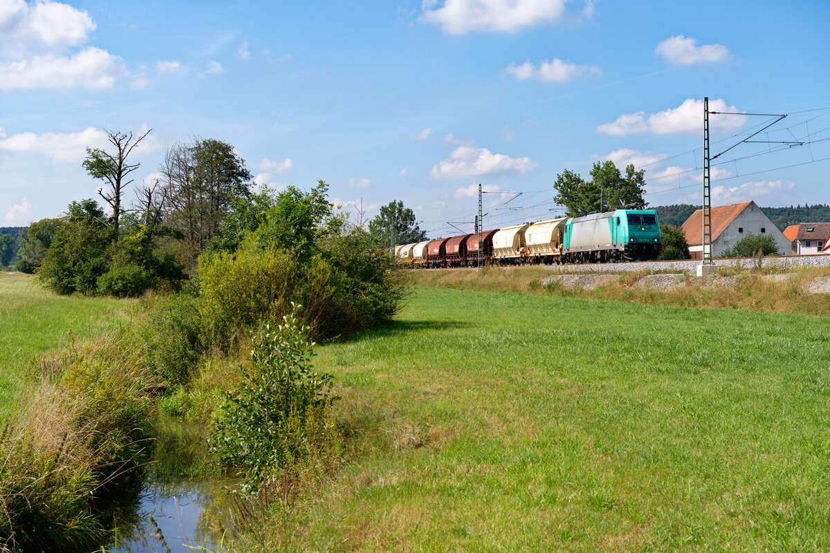 185 577 ATLU/HLG mit einem Düngerzug bei Oberdachstetten Richtung Ansbach, 16.08.2020