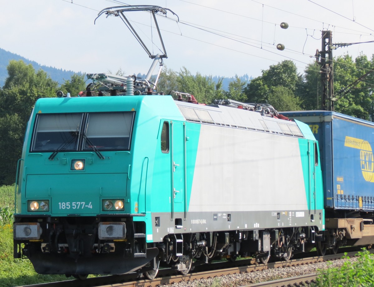 185 577,  Eigent�mer xrail, f�hrt mit einem G�terzug die Rheintalbahn in Richtung Norden entlang, hier bei Denzlingen. August 2014.