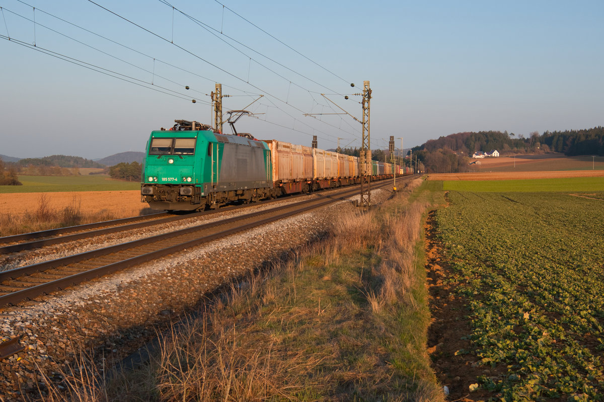 185 577 mit Innofreigt Containern bei Seubersdorf Richtung Nürnberg, 23.03.2019