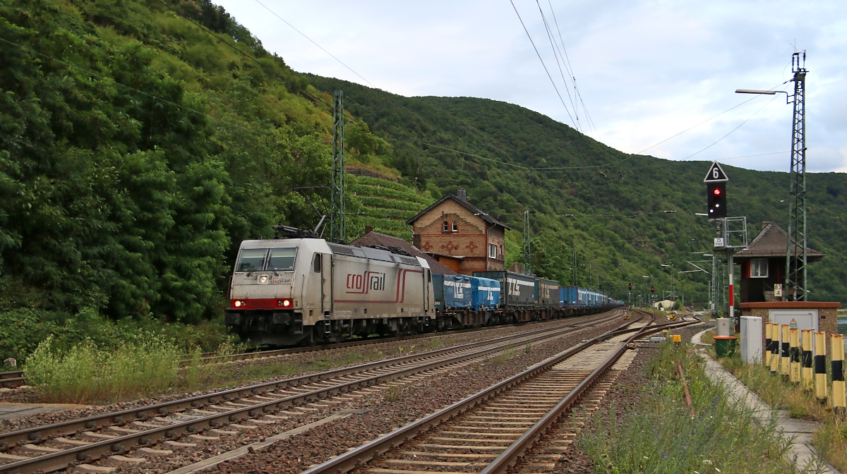 185 578-2 von Crossrail mit KLV-Zug in Fahrtrichtung Koblenz. Aufgenommen am 14.07.2015 in Kaub am Rhein.