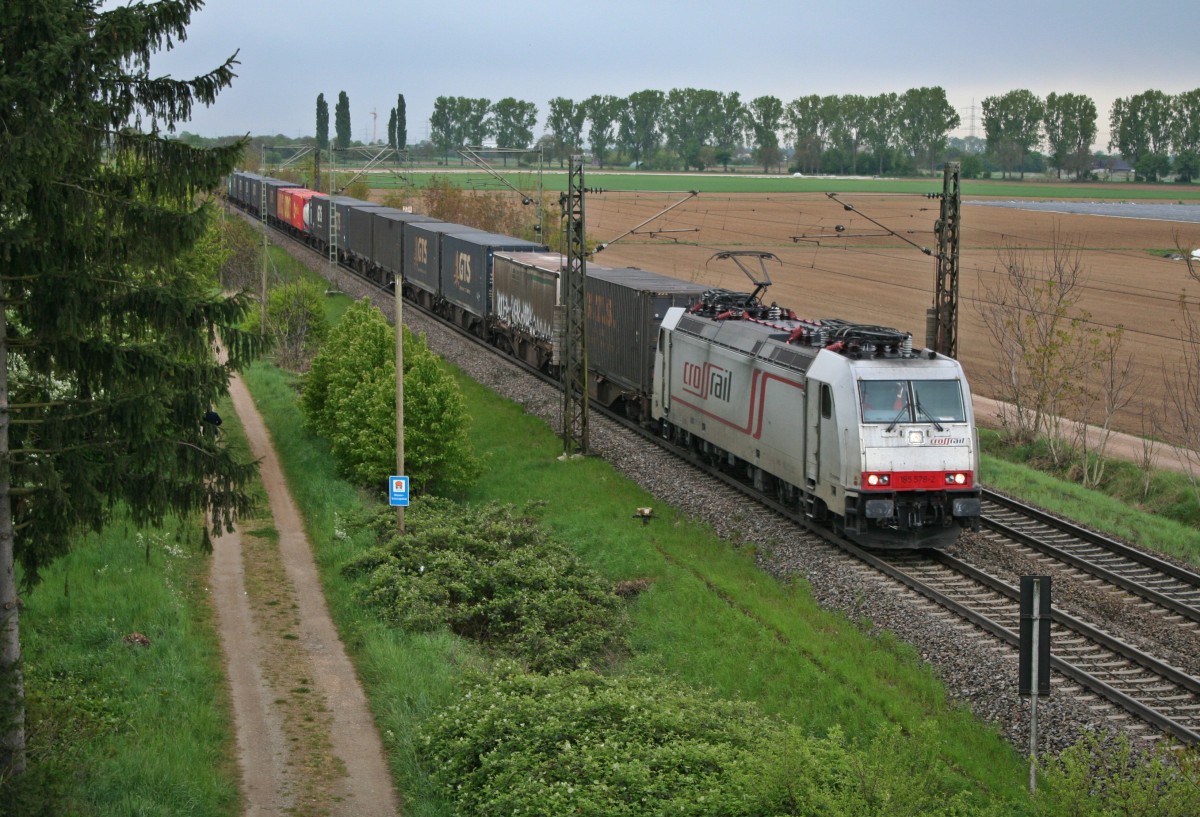 185 578-2 mit einem KLV-Zug aus Italien/der Schweiz in Richtung Norden am Nachmittag des 18.04.14 westlich von Hgelheim.