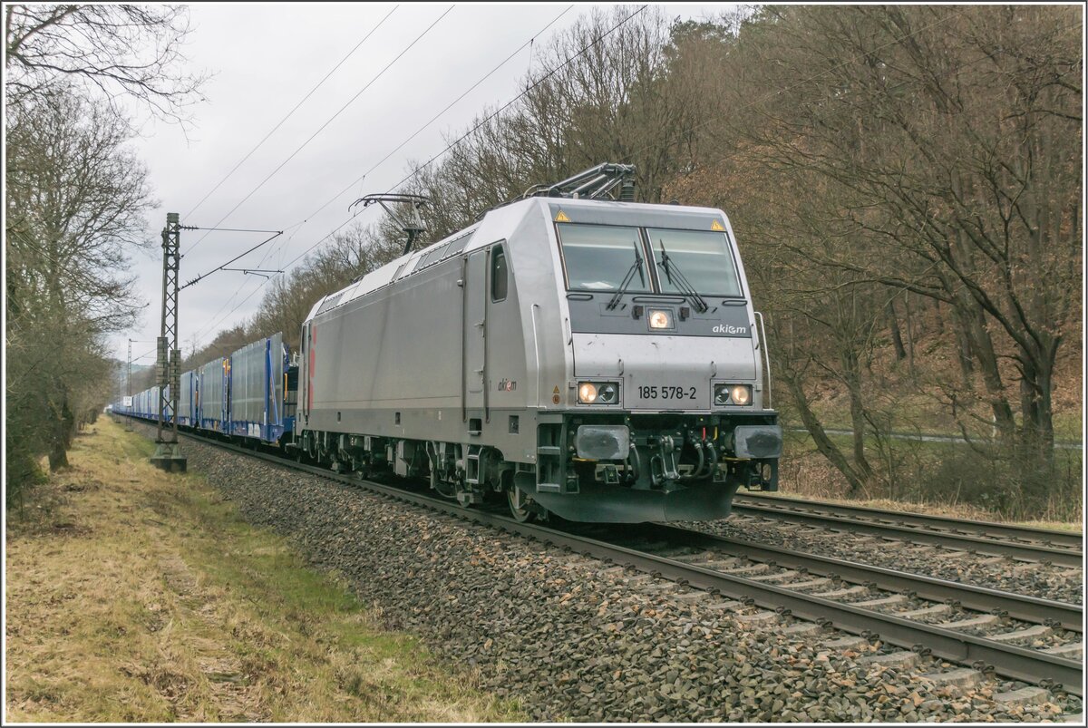 185 578-2 mit einem leeren Autozug im Haunetal in Richtung Süden unterwegs,09.02.2022.