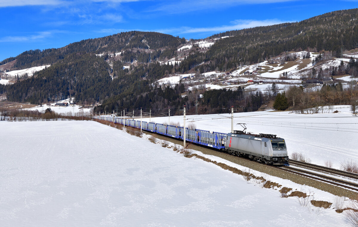 185 578 mit einem leeren Autozug am 13.02.2022 bei Trieben.