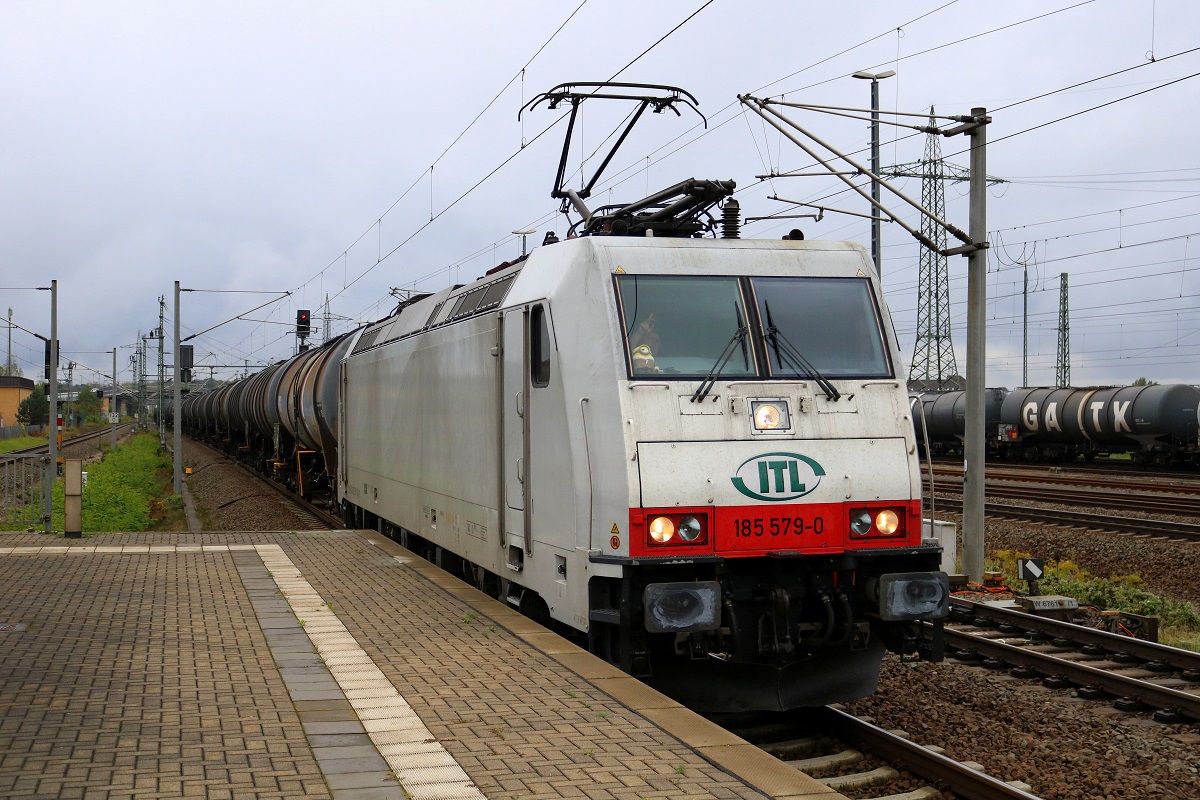 185 579-0 der ITL logistics GmbH als Kesselzug durchfährt den Bahnhof Bitterfeld auf Gleis 2. Grüße an den Tf und seinen kleinen Begleiter! ;) [24.9.2017 | 16:22 Uhr]