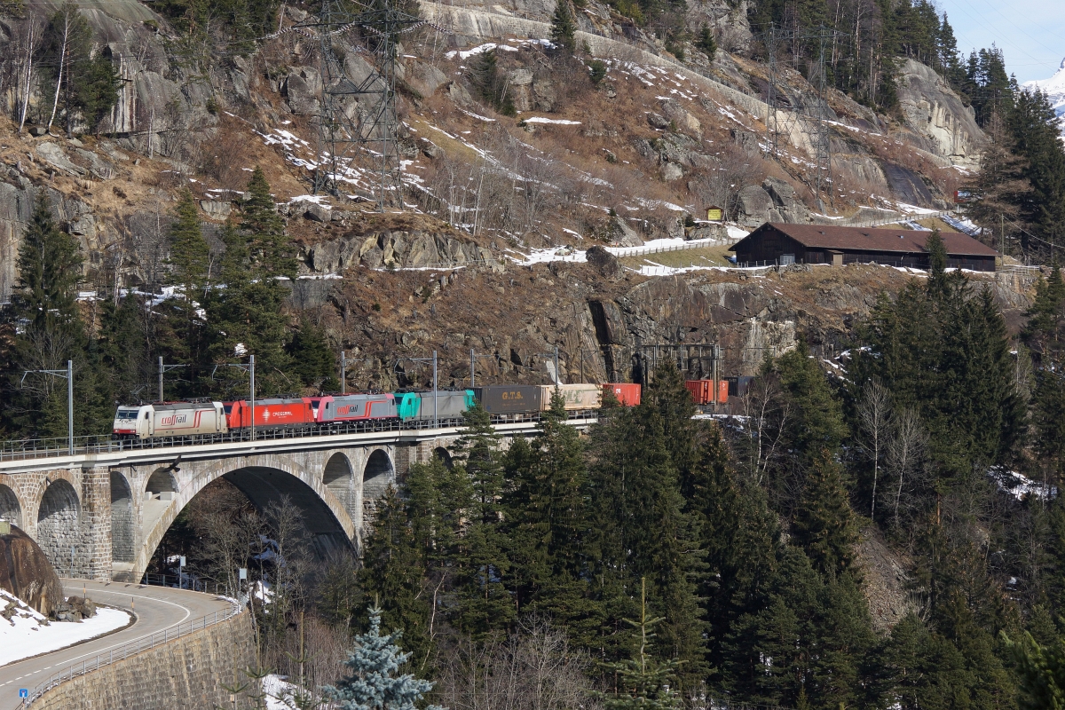 185 580-8, 185 596-4, 185 599-8 und 185 577-4 überqueren am 07.03.2015 die Mittlere Meienreussbrücke bei Wassen.