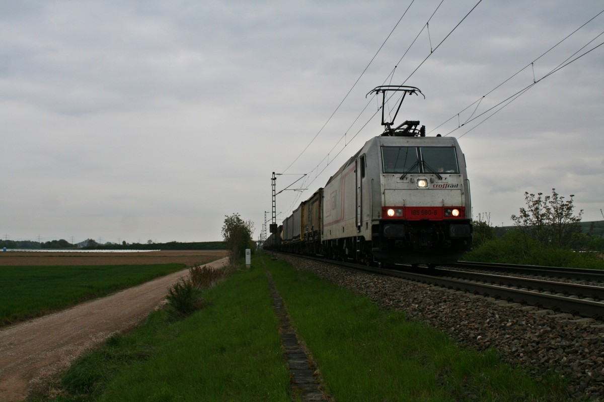 185 580-8 mit einem KLV-Zug in Richtung der Schweiz am Mittag des 18.04.14 sdlich des kleinen rtchens Hgelheim.