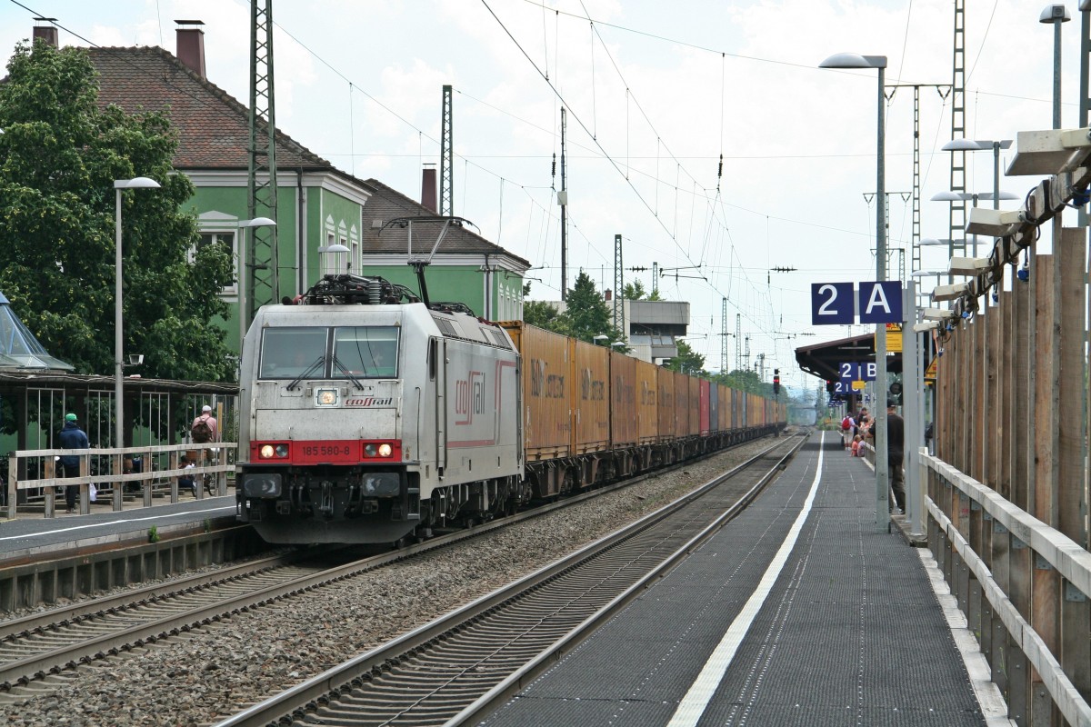 185 580-8 verfolgt am Nachmittag des 23.07.14 mit einem KLV-Zug im Schlepp den aus X73903 gebildeten IRE von Mulhouse-Ville nach Freiburg (Breisgau) Hbf. Hier konnte ich sie im Bahnhof Mllheim (Baden) aufnehmen.