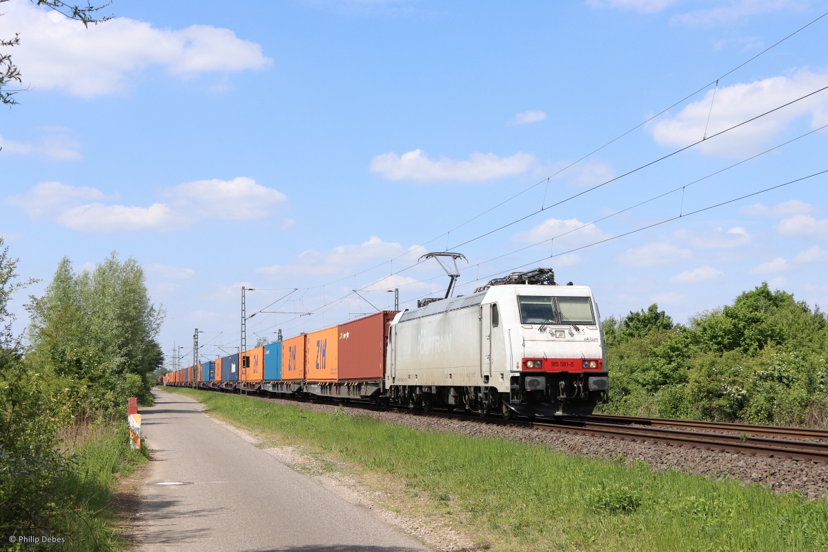 185 581-6 (Akiem) mit einem Containerzug in Kaarst, 14. Mai 2022