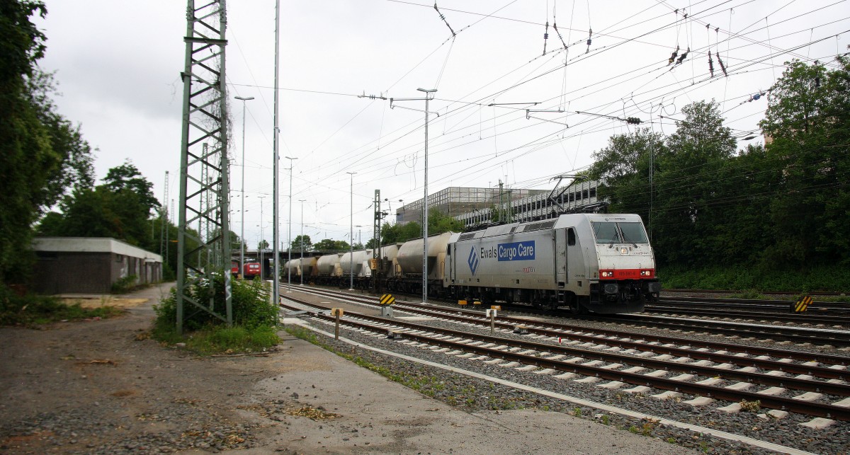 185 581-6  Celine Alia  von Crossrail kommt aus Richtung Köln,Aachen-Hbf,Aachen-Schanz, mit einem langen Silozug aus Augsburg(D) nach Herentals(B) und fährt in Aachen-West ein bei Sonne und Wolken am Nachmittag vom 5.7.2014.