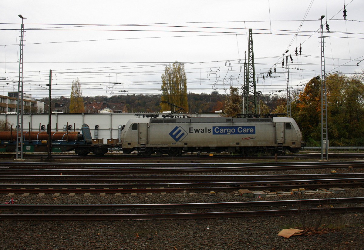 185 581-6  Celine Alia  von Crossrail mit Ewals Cargo Care Werbung fährt mit einem langen Containerzug aus Zeebrugge-Ramskapelle(B) nach Milano(I) bei der Ausfahrt aus Aachen-West und fährt in Richtung Aachen-Schanz,Aachen-Hbf,Aachen-Rothe-Erde,Stolberg-Hbf(Rheinland)Eschweiler-Hbf,Langerwehe,Düren,Merzenich,Buir,Horrem,Kerpen-Köln-Ehrenfeld,Köln-West,Köln-Süd. 
Aufgenommen vom Bahnsteig in Aachen-West.
Bei Wolken am 7.11.2015. 