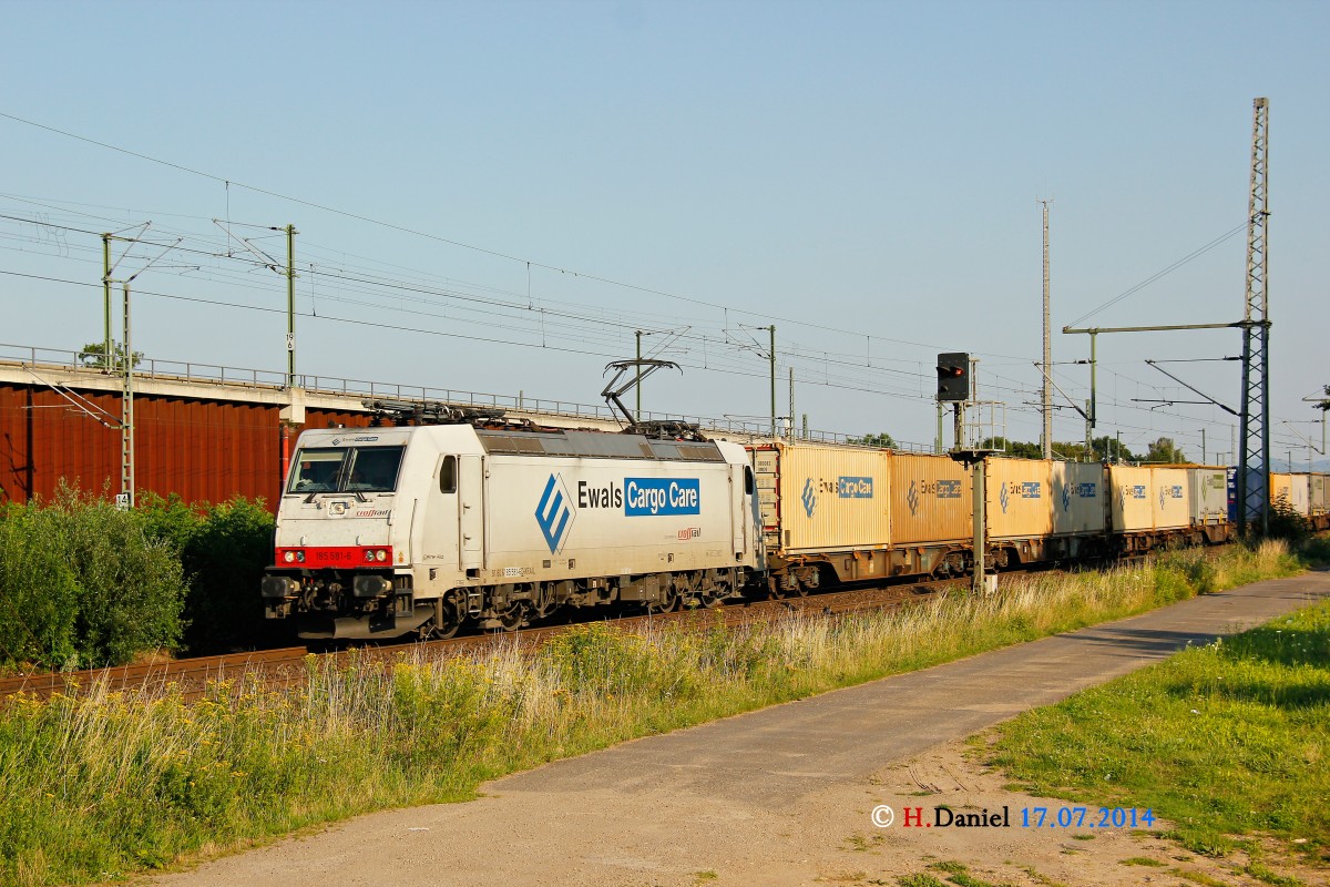 185 581 Crossrail Ewals Cargo Care mit Containerzug in K�ln Porz Wahn, Juli 2014.