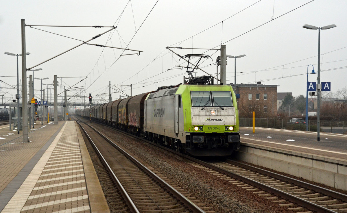 185 581 führte am 10.02.18 auf dem Gegengleis einen Stahlzug durch Bitterfeld Richtung Halle(S). Der Zug stand über Nacht in Muldenstein abgestellt.