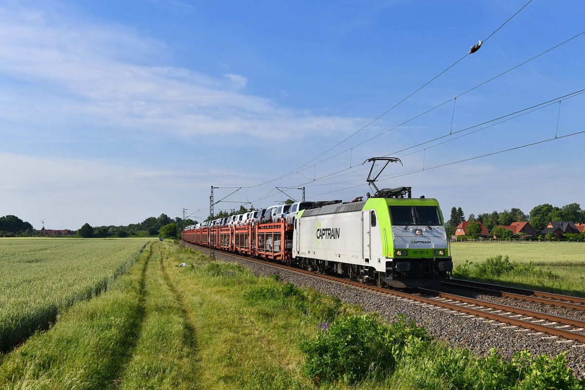 185 581 mit einem Autozug am 24.05.2018 bei Rohrsen.