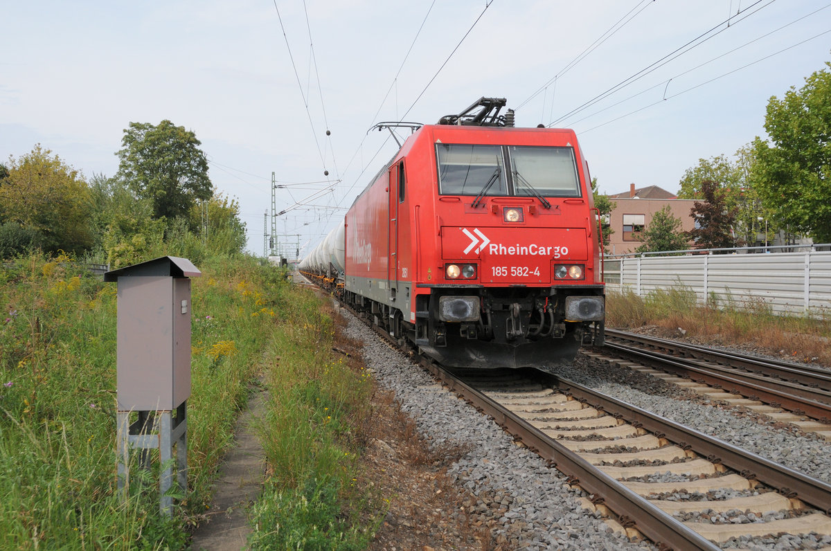 185 582 @ Heppenheim von ende Gleis 2 (innerhalb des markierte Sicherheitsbereich) am 30.08.2017 aufgenommen. Um so eine Perspektiv zu bekommen man kniet, benutzt etwas zoom und richtete das Objektive zwischen die obere und mittlere Balken des Barriere.