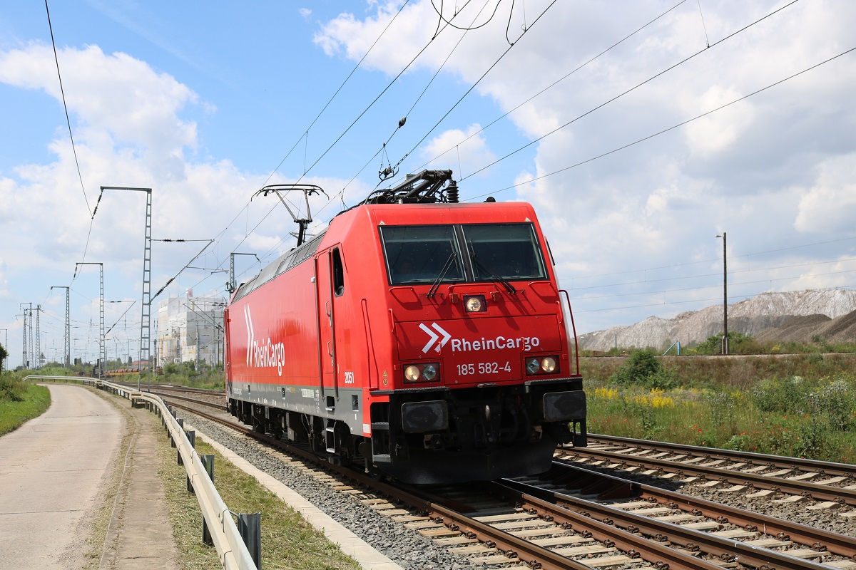 185 582-4 RheinCargo als Tfzf fährt in Teutschenthal, Reichsbahnstraße, auf der Bahnstrecke Halle–Hann. Münden (KBS 590) Richtung Halle (Saale). [4.7.2017 - 13:29 Uhr]