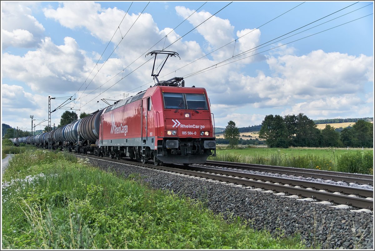 185 584-0 ist am 22.07.2020 in Friedland mit einen Kesselzug in Richtung Göttingen unterwegs.